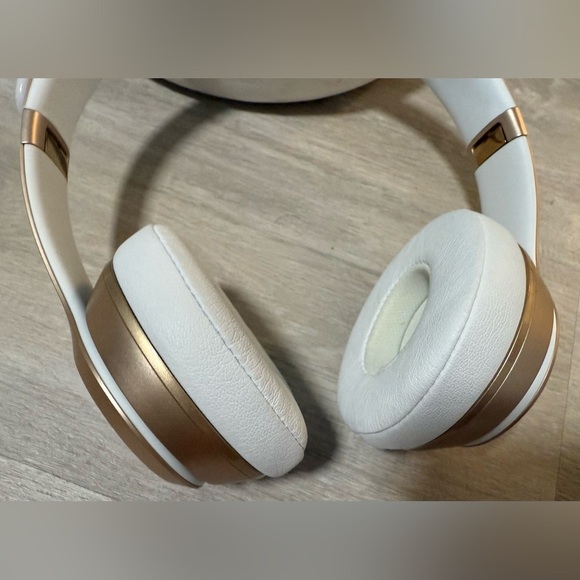 Beats by Dr. Dre Solo³ Wireless Headphones gold - Picture 12 of 16